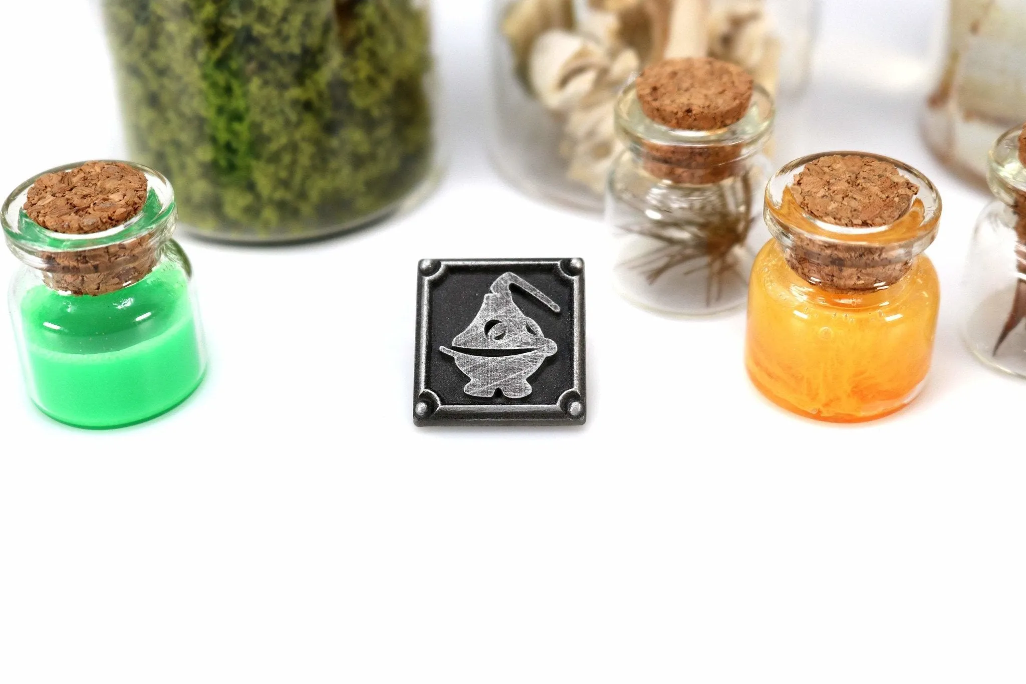 Alchemist Crafting Charm Pin - FFXIV